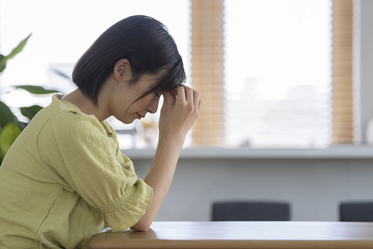 悩んでいる女性