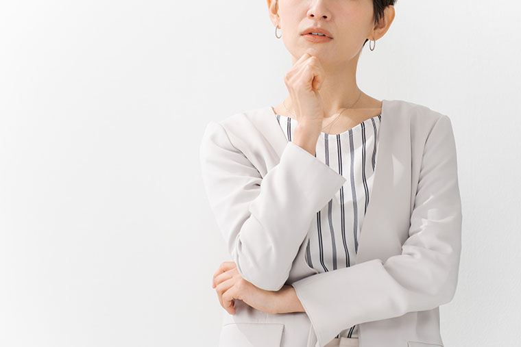 考える女性