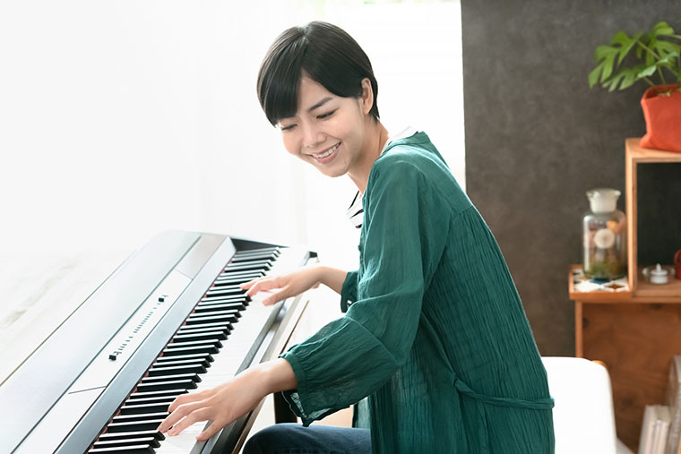 ピアノを弾く女性