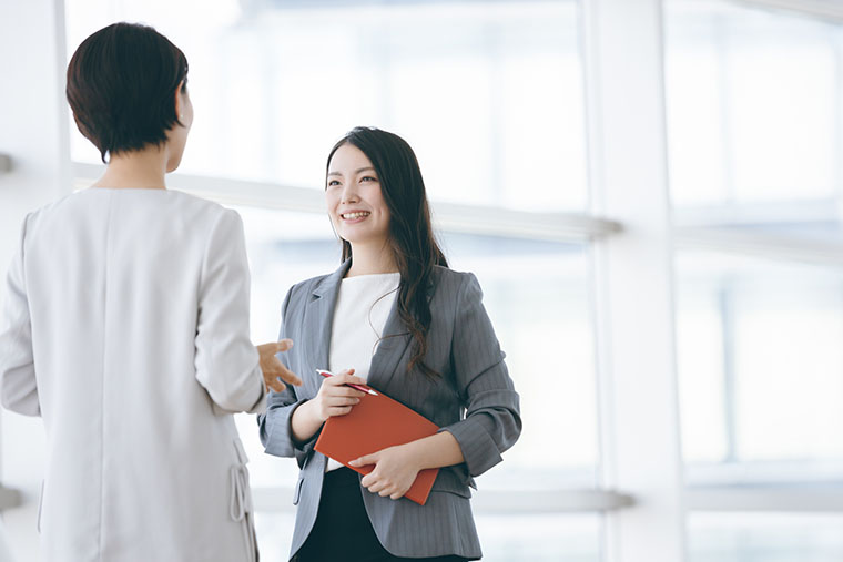 オフィスで話す女性
