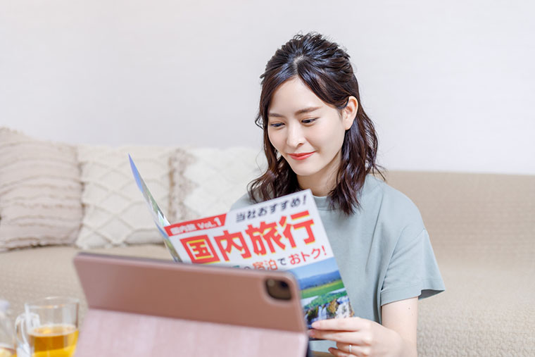 旅行雑誌を読む女性