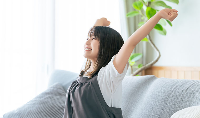 伸びをする女性