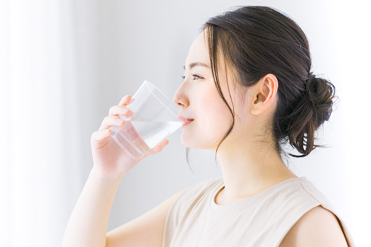 水を飲む女性