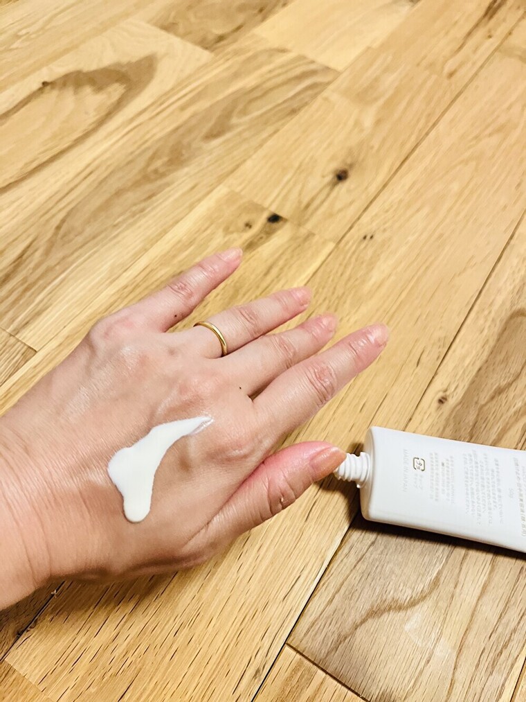 手の甲にクリームをつける様子