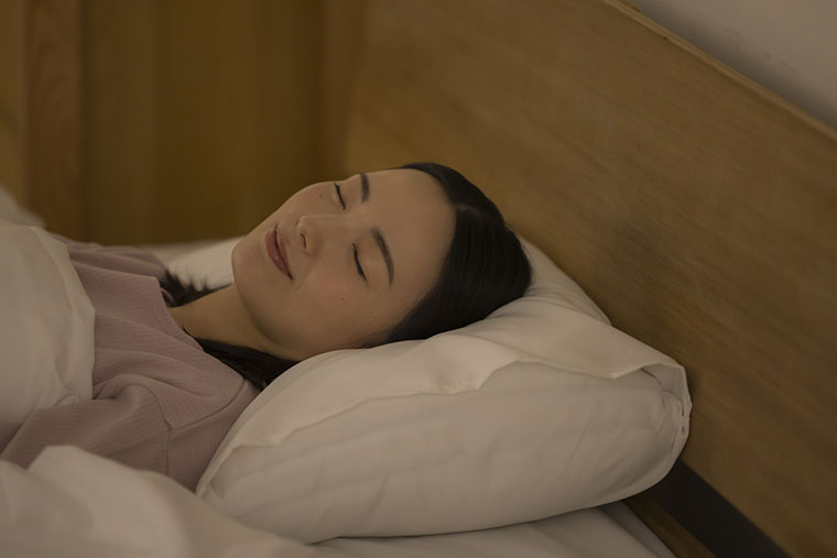 眠る女性