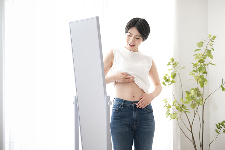 ウェストを確認する女性
