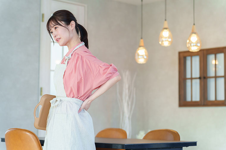 腰をさする女性