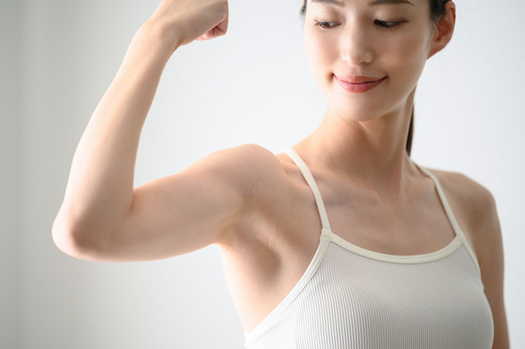 筋肉を確認する女性
