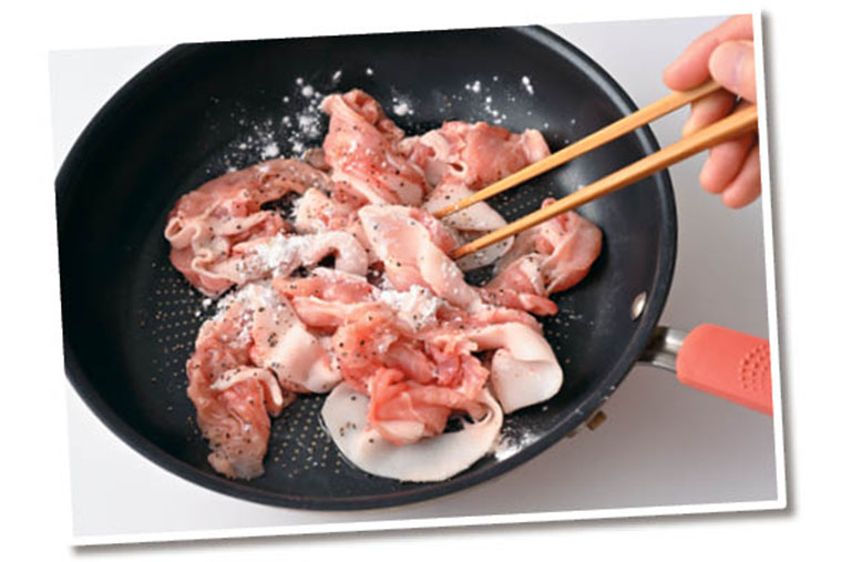 事前に豚肉、片栗粉、サラダ油を混ぜてなじませる