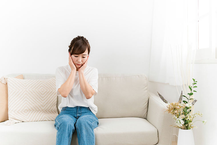 落ち込む女性