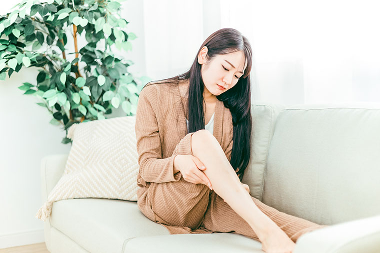 足のむくみに悩む女性