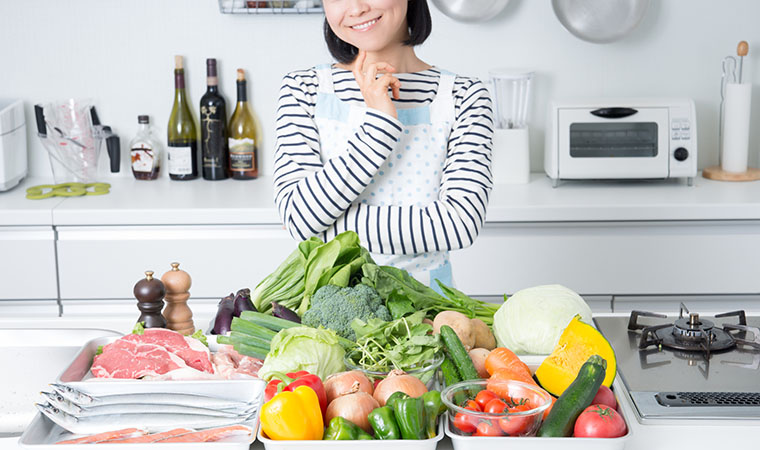 様々な食材と笑顔な女性