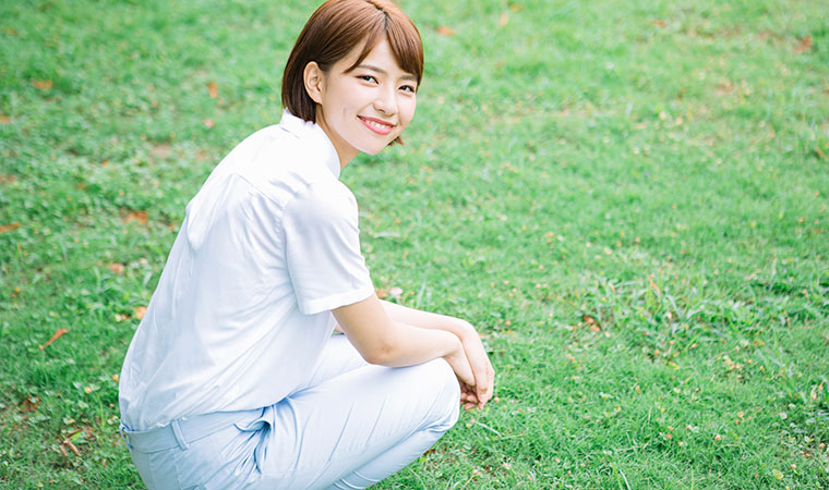座る女性