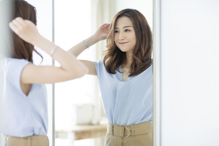 髪を整える女性