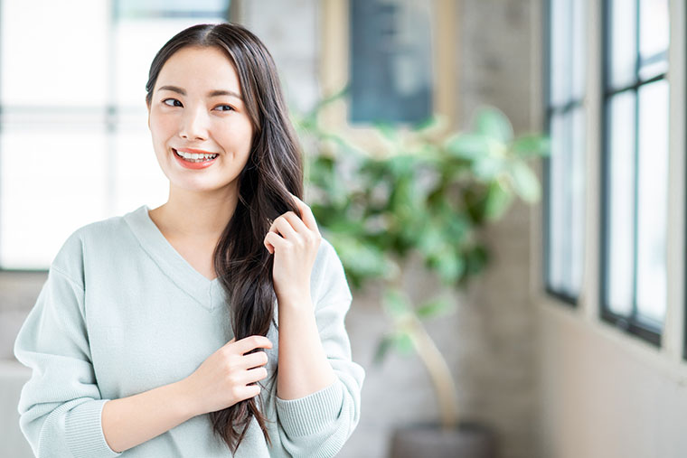 髪をいじる女性