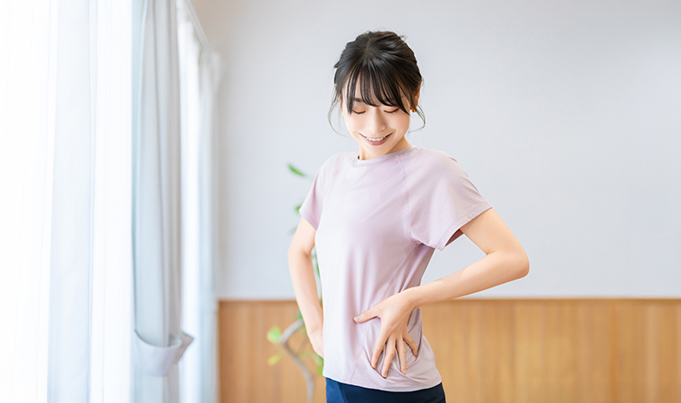 ウエストに手をあてる女性