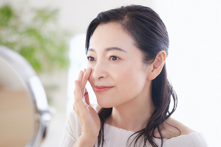 くすみを隠す女性