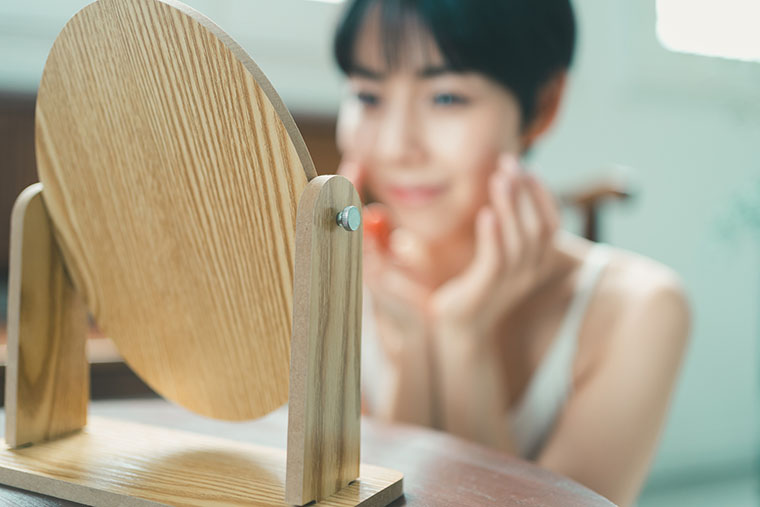 肌の状態を確認する女性