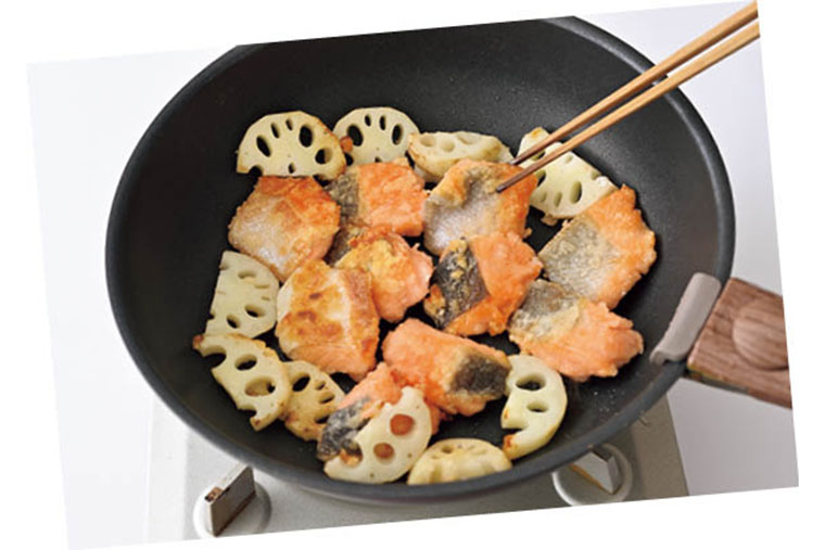 フライパンで鮭とれんこんを一緒に揚げ焼きに。