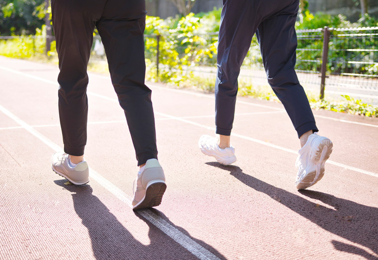 ウォーキング中の女性二人の脚もと