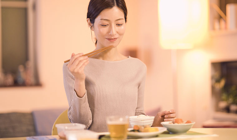 夕飯を食べる女性