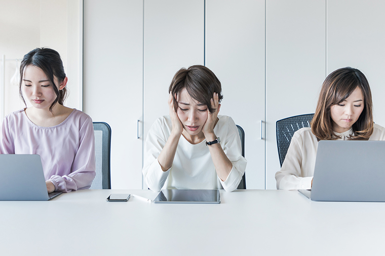 人間関係に悩む女性