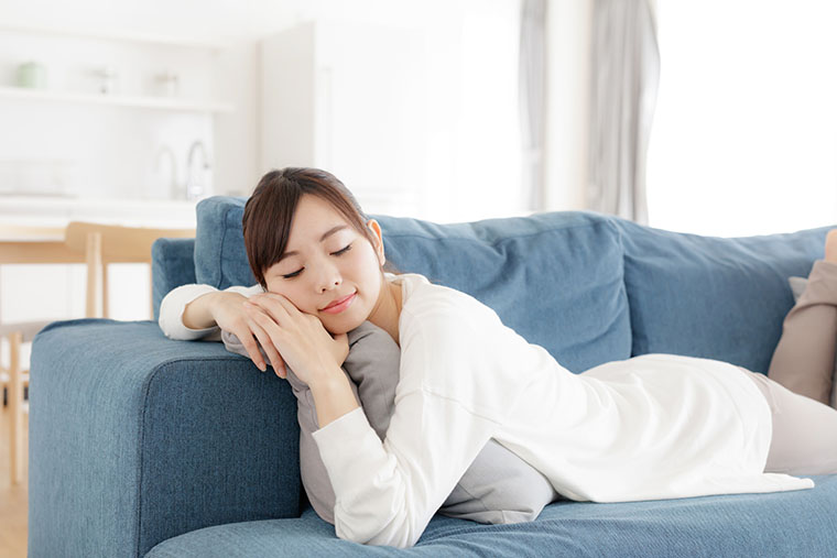 ソファでくつろぐ女性