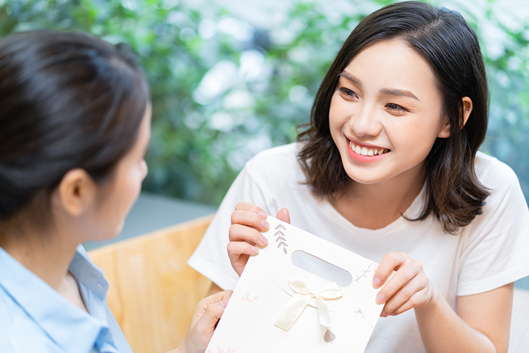 贈り物を渡す女性