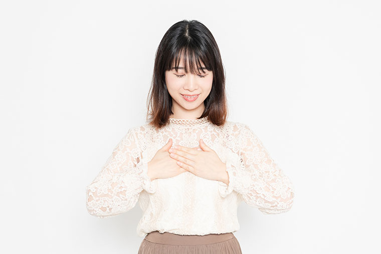 胸に手をあてる女性