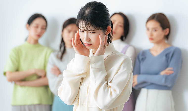 人間関係で悩む女性