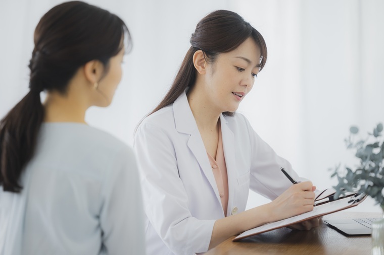 皮膚科医と患者