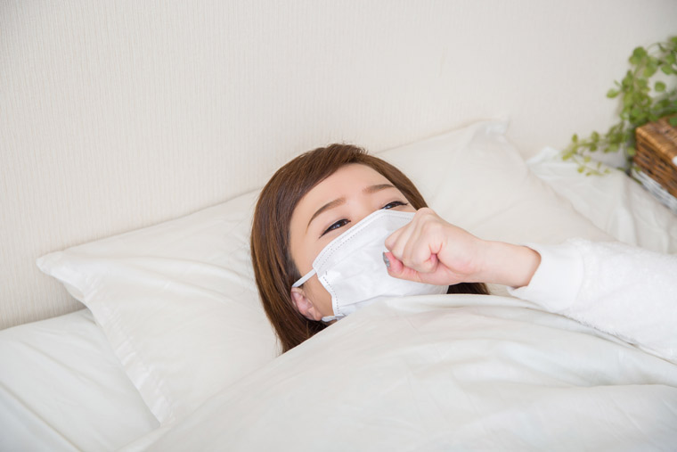 体調不良で寝込む女性