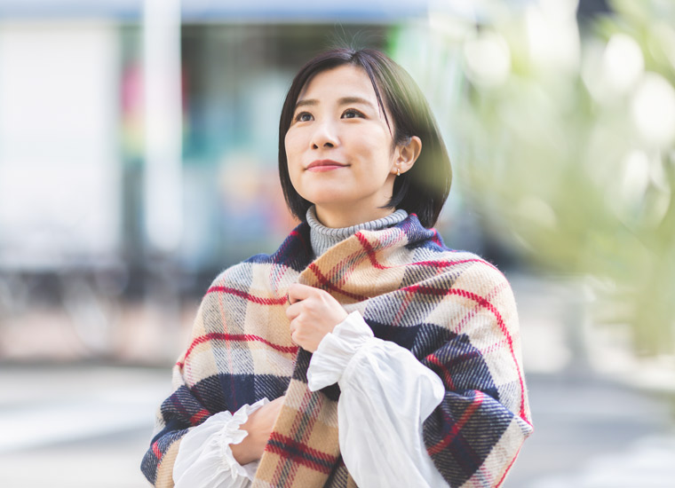 ストールを巻いている女性
