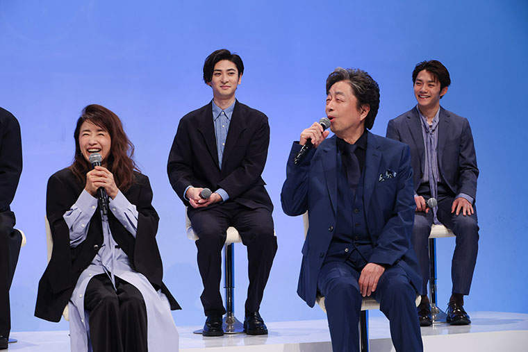 （手前左）風吹ジュンさん、（手前右）中村雅俊さん