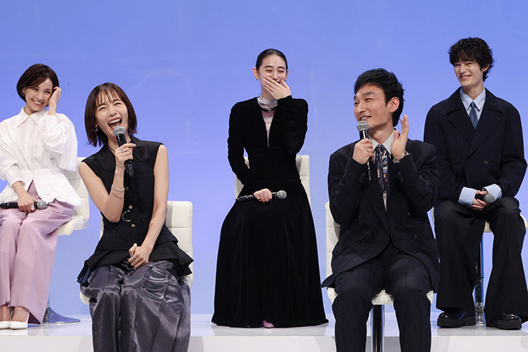 （手前左）中村ゆりさん、（手前右）草彅 剛さん