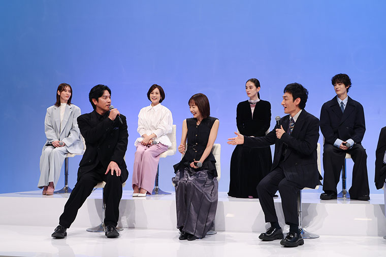 （手前左）要 潤さん、（真ん中）中村ゆりさん、（手前右）草彅 剛さん