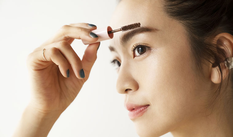眉毛を染める女性
