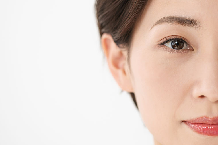 女性の顔アップ
