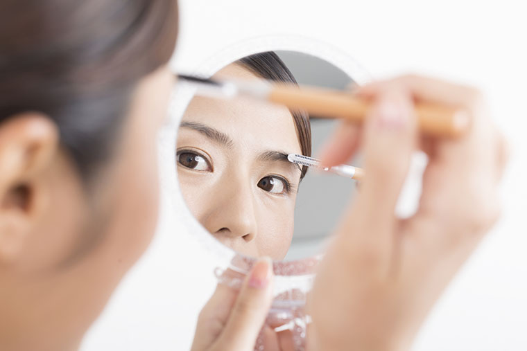 眉毛を整える女性