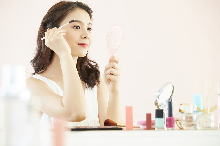 眉毛を整える女性