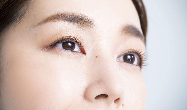 女性の目元アップ