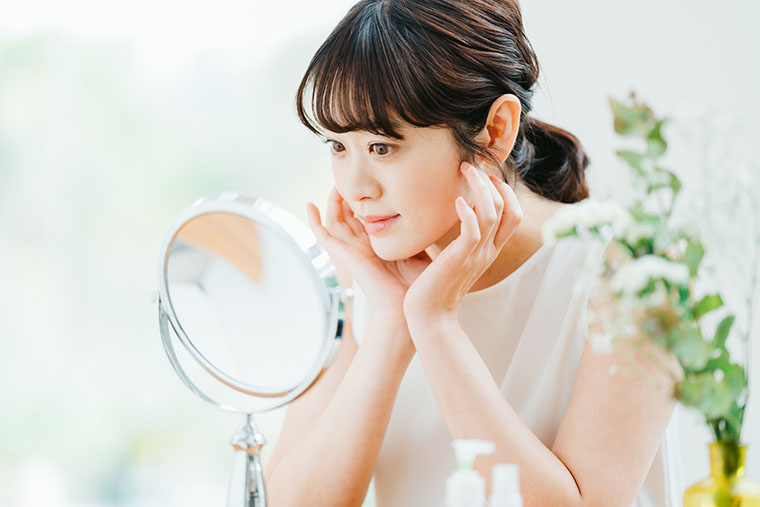 鏡をみる女性