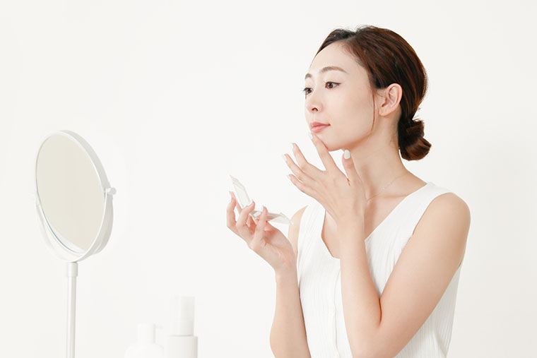 化粧している女性