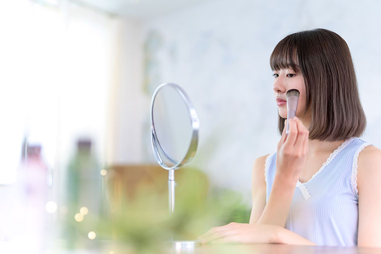化粧している女性
