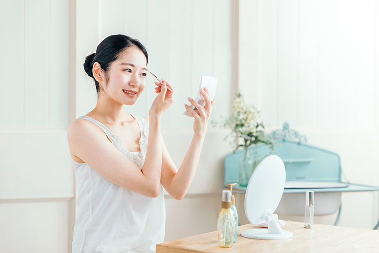 化粧している女性