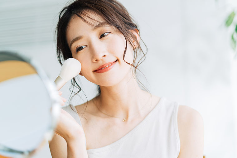 化粧している女性