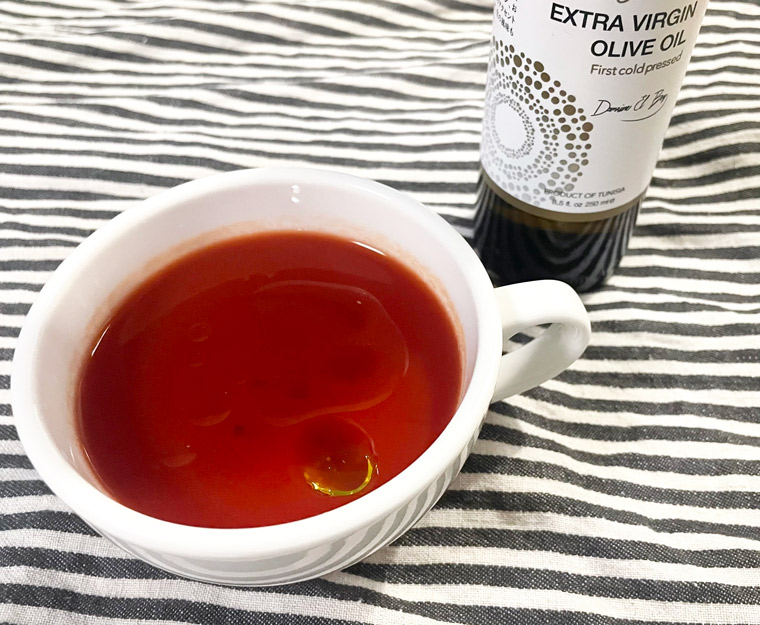 トマトジュースにオリーブオイル