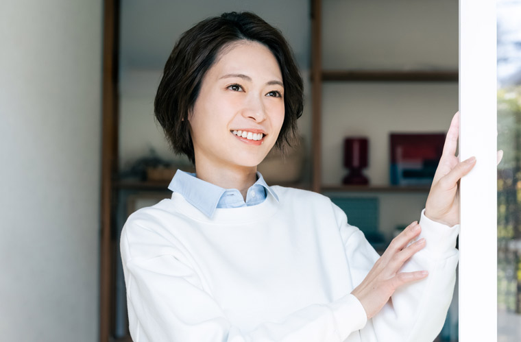 遠いところを眺める女性