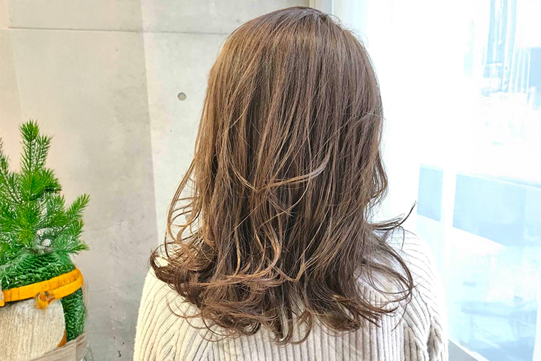 オリーブベージュのヘアカラー