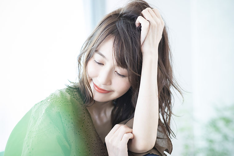 髪を触る女性